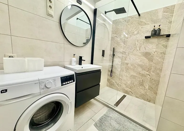 K16 Spacious 2br شقة *